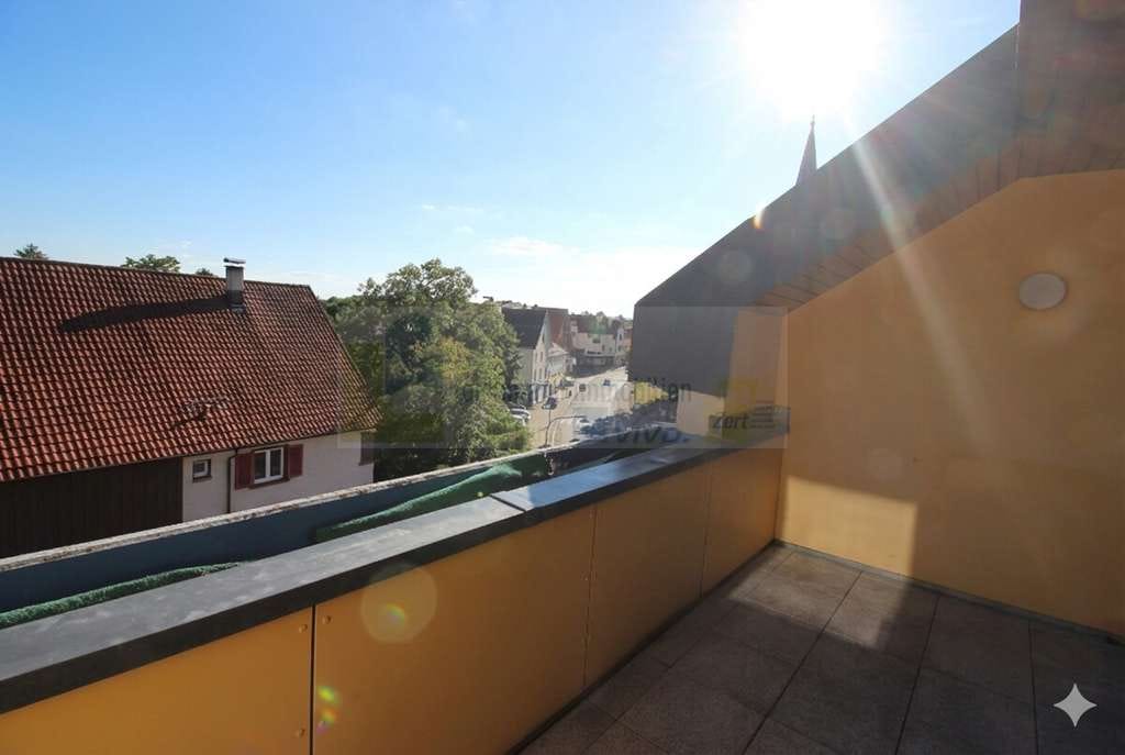 Immobilie in Bad Dürrheim - Zentral wohnen mit Weitblick: Helle 2-Zimmer-Dachgeschosswohnung mit Dachterrasse/Loggia im Herzen v - Bild 2
