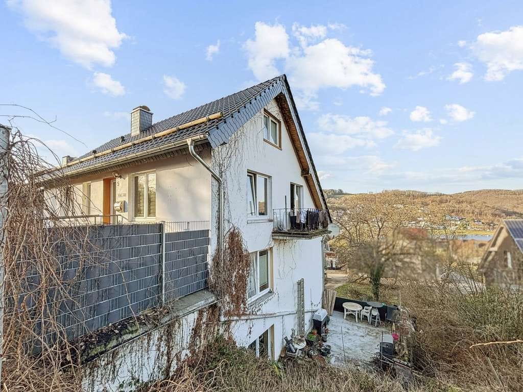 Immobilie in Simmerath - Solide Kapitalanlage: Leben, wo andere Urlaub machen - 3-Familienhaus in Simmerath-Woffelsbach - Bild 1