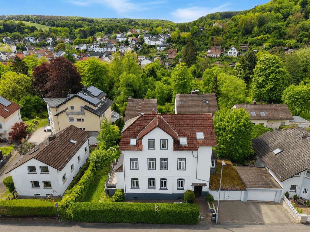 Immobilie in Hofheim am Taunus - Dreifamilienhaus mit großem Garten: Modernisiertes EG sofort frei, OG + DG vermietet, +Ausbaureserve - Bild 0