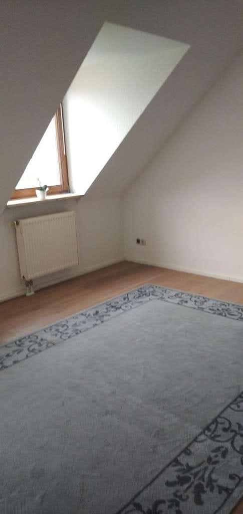 Immobilie in Offenhausen - Schöne 3 Zimmer Dachgeschosswohnung mit Weitblick in ruhiger Lage in 91238 Offenhausen - Bild 1