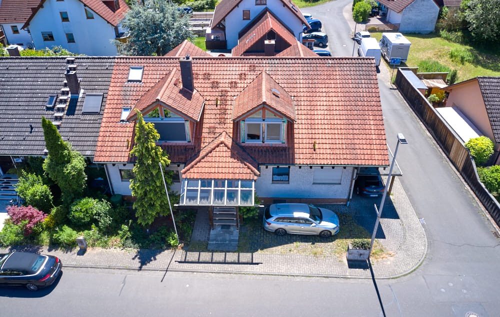 Immobilie in Niedernberg - Wohnen mit Charme!
Großzügige Dachgeschosswohnung mit Wintergarten und Balkon - Bild 1