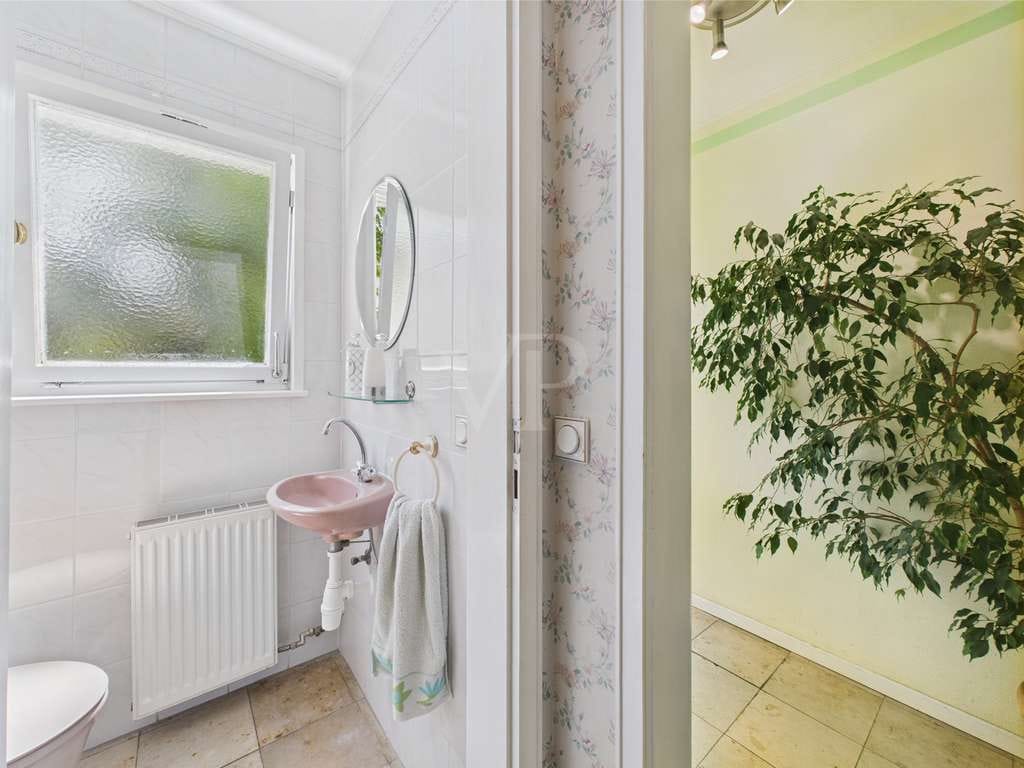 Immobilie in Kleinostheim - Geräumiges Domizil mit Einliegerwohnung und Wintergarten in begehrter Lage - Bild 3