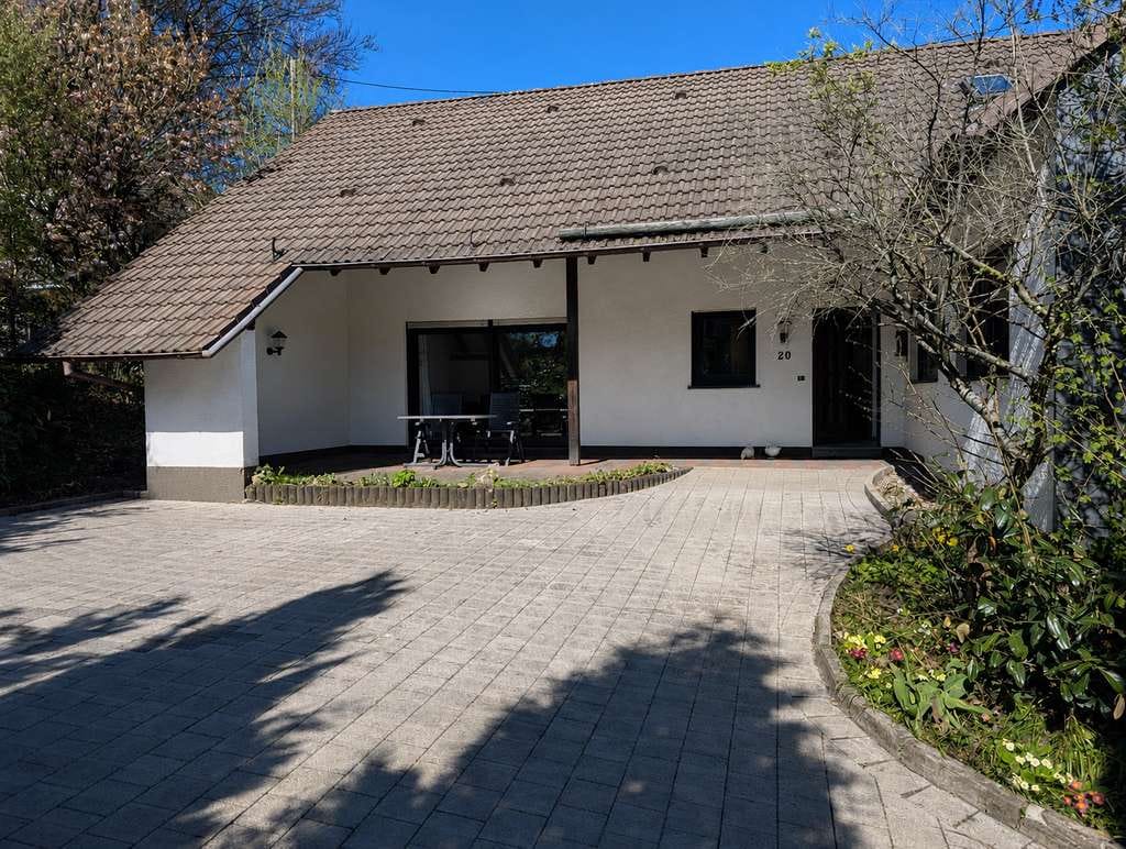 Immobilie in Kirchhundem - Viel Platz für Ihre Ideen - Einfamilienhaus mit großem Garten - Bild 1