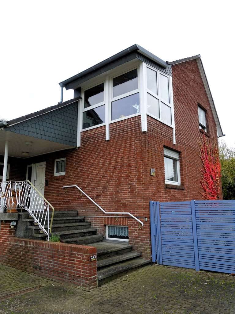 Immobilie in Edemissen - Wohnen, Arbeiten, Rendite - 3-Familienhaus mit Büro am Ortsrand Edemissen/Voigtholz-Ahlemissen - Bild 1