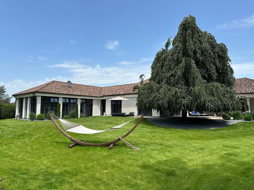 Immobilie in Kirchdorf an der Iller - Exklusives Einfamilienhaus mit bezauberndem Garten und Pool in ruhiger Lage - Bild 0