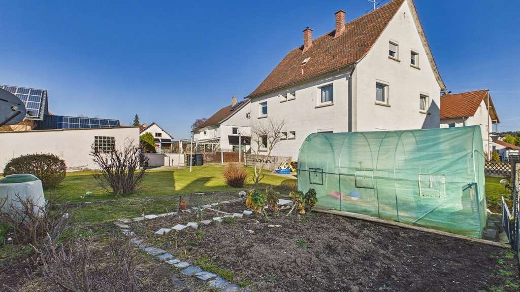 Immobilie in Aichstetten - Kapitalanlage oder Eigennutzung: Mehrparteienhaus mit zwei Wohnungen und großem Grundstück - Bild 3