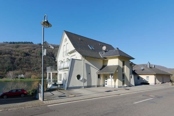 Immobilie in Bullay - Lichtdurchflutete 140 m² Erdgeschosswohnung mit unverbaubarem Panorama-Moselblick in Bullay - Bild 0