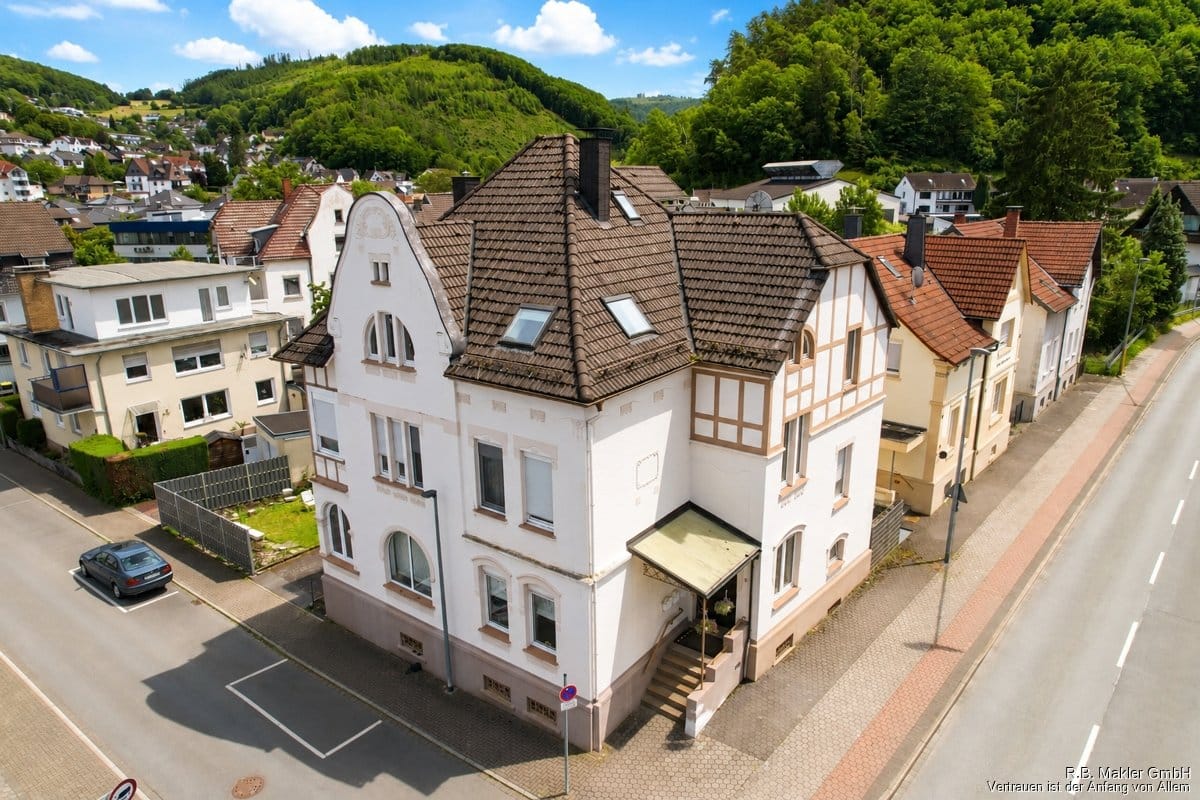 Immobilie in Plettenberg - R.B. Makler: Charmante Maisonette-Wohnung mit Altbauflair im Herzen von Plettenberg! - Bild 2