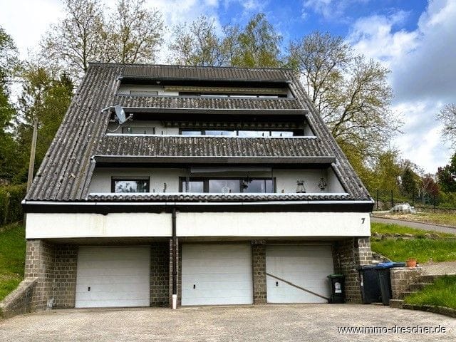 Immobilie in Friedrichsthal - Gepflegtes vermietetes Drei-Familienhaus mit Garagen in bester Lage von Friedrichsthal - Bild 1