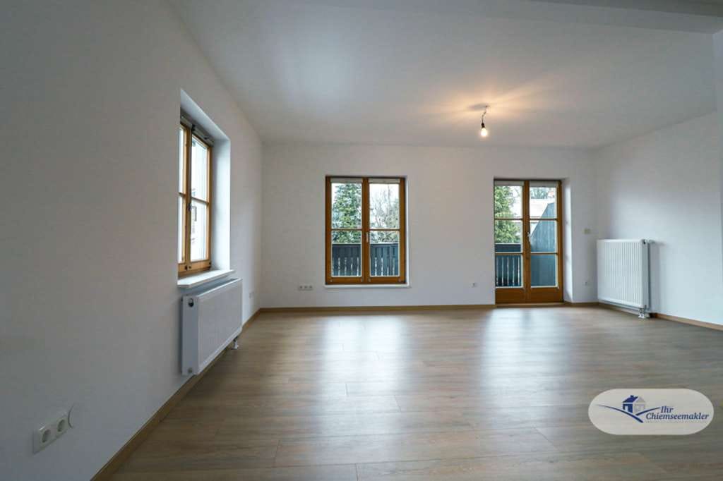Immobilie in Bernau am Chiemsee - Renovierte Maisonettewohnung mit lichtdurchflutetem Wohnbereich und Balkon - Bild 0