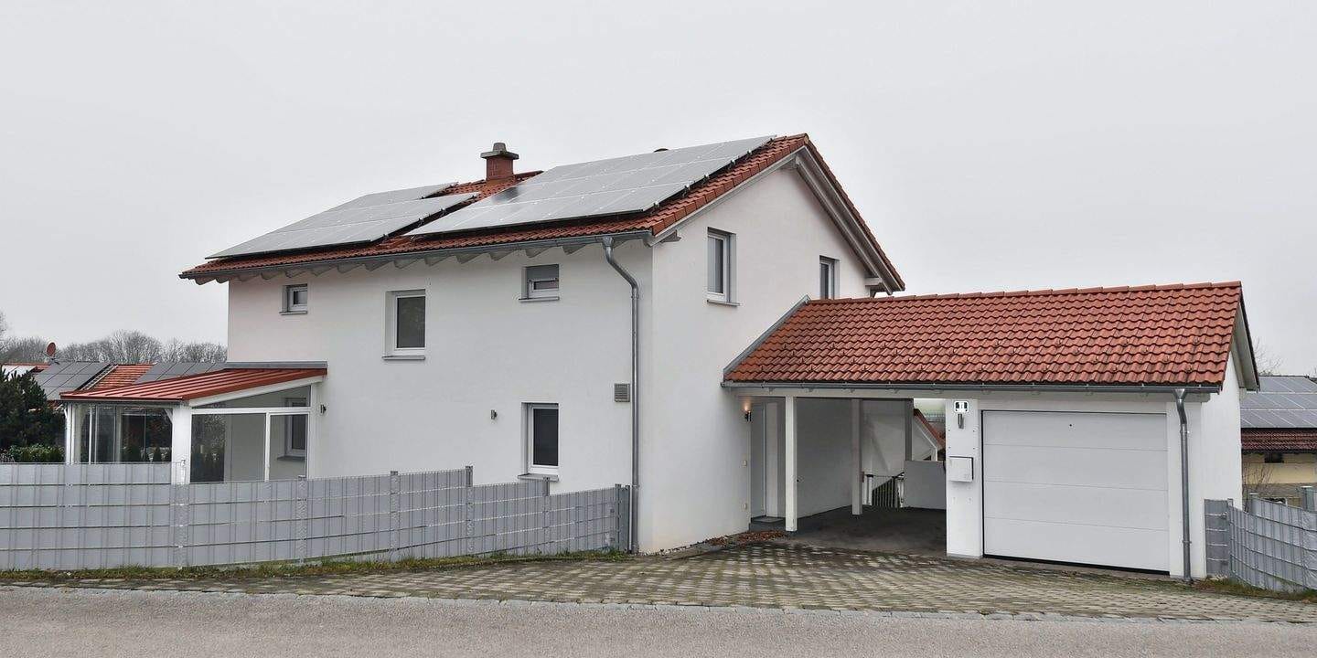 Immobilie in Vogtareuth - Niedrigenergiehaus für (große) Familien - zusätzlicher Platz für Praxis oder Gewerbe kein Problem - Bild 0