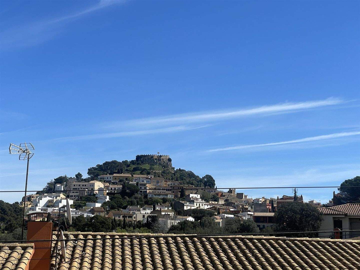 Immobilie in Wesenberg - Eigentum mit Großzügigem Garten und Garage in Begur mit Blick auf die Burg - Bild 2