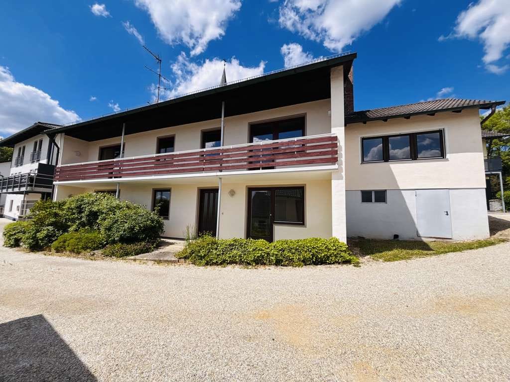 Immobilie in Marklkofen - Lichtdurchflutetes Ein- oder Zweifamilienhaus mit Seeblick am Vilstalsee in 84163 Steinberg - Bild 0