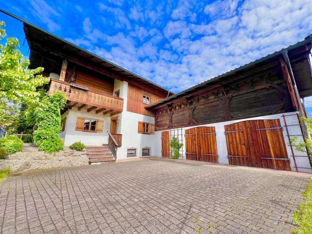 Immobilie in Tacherting - GROSSZÜGIGES WOHNHAUS MIT ALPENLÄNDISCHEM CHARME UND EINLIEGERWOHNUNG IN TACHERTING - Bild 1