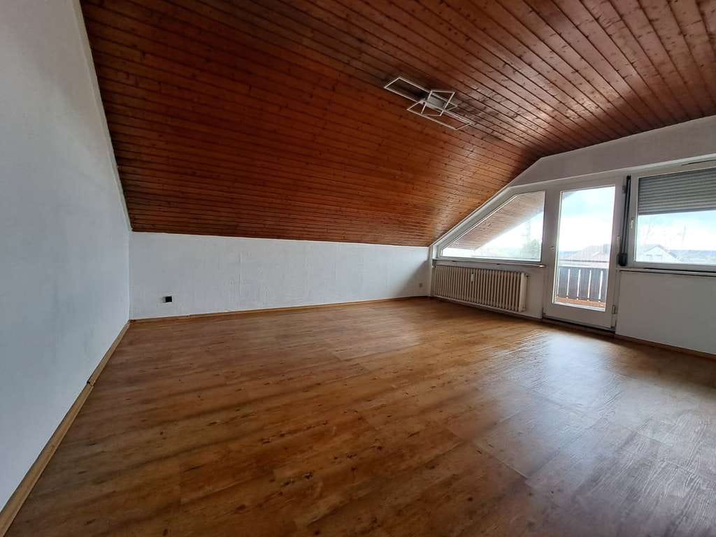 Immobilie in Bad Liebenzell - Sanierungsbedürftige 2 Zi.Whg. 52m² in Bad Liebenzell-Unterhaugstett mit Balkon + Stellplatz - Bild 2
