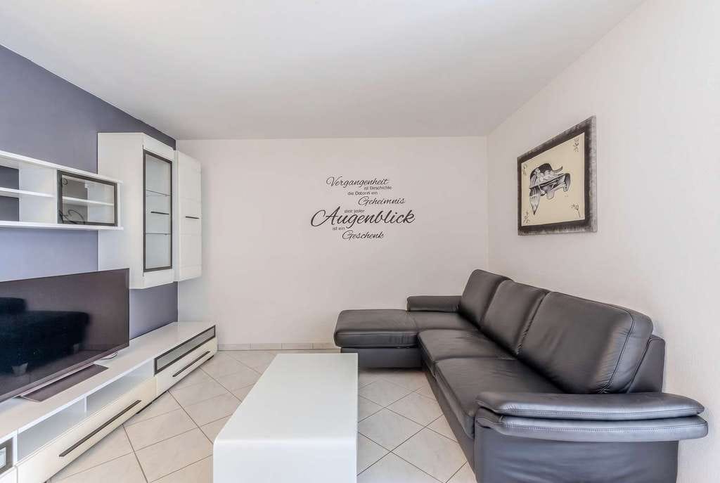 Immobilie in Mundelsheim - Moderne 3-Zimmer-Wohnung mit Balkon, Weinbergblick und Stellplatz - Bild 2