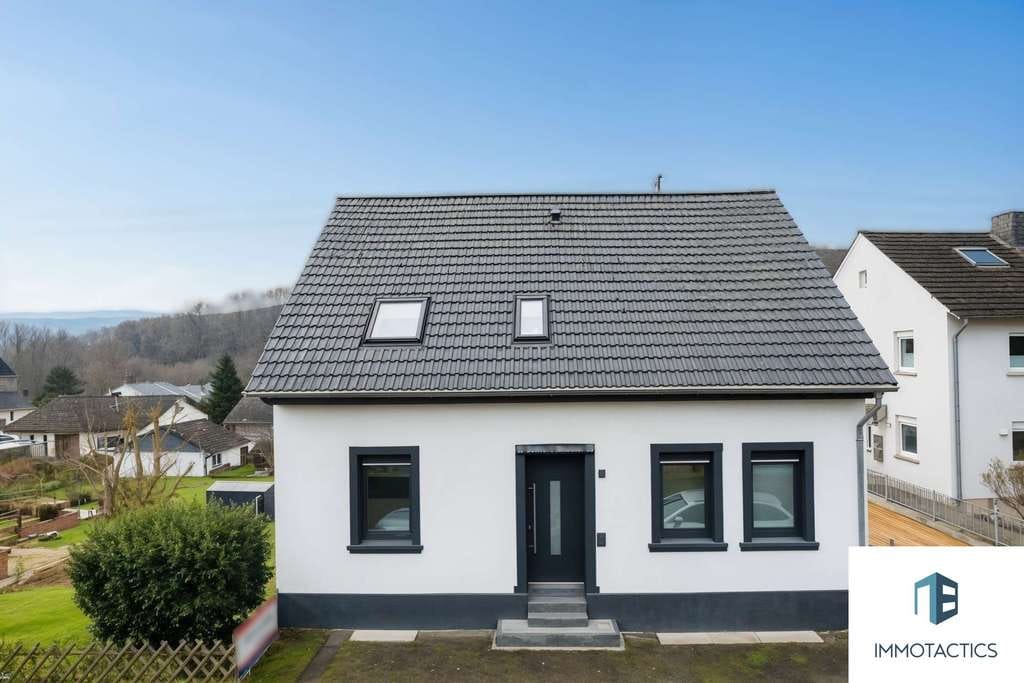 Immobilie in Simmertal - Saniertes Einfamilienhaus mit Weitblick, Balkon, Terrasse mit Garten, PV-Anlage und Wärmepumpe - Bild 0