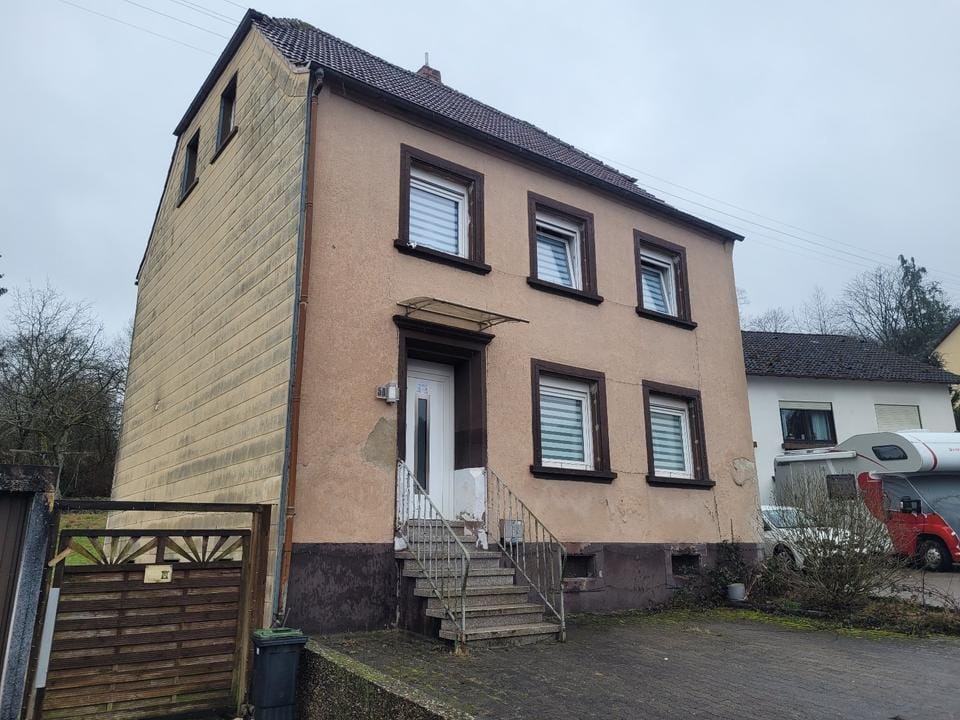 Immobilie in Frohnhofen - Freihstehendes Einfamilienhaus mit Doppelgarage - Bild 0