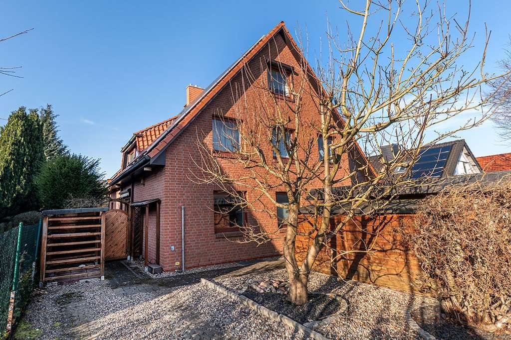 Immobilie in Elmenhorst - Top gepflegtes Zweifamilienhaus mit zwei Kaminen, Vollkeller und Garage in beliebter Ortslage  - Bild 1