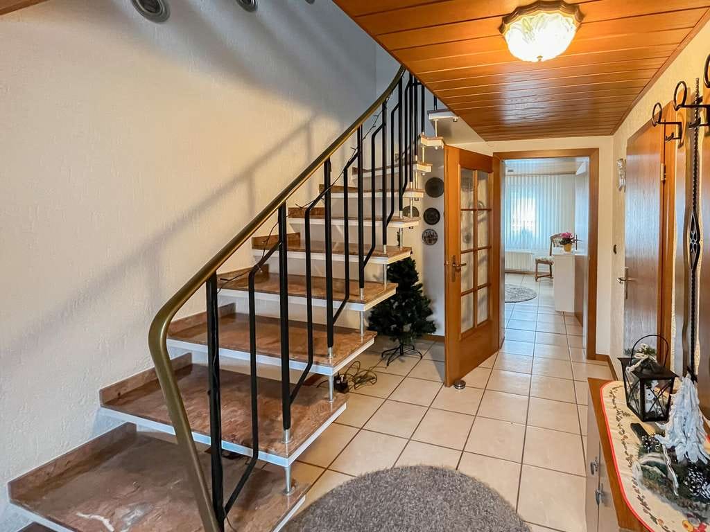Immobilie in Netphen - Gepflegtes Mehrgenerationenhaus mit vier Garagen - attraktive Kapitalanlage in Netphen-Walpersdorf! - Bild 3