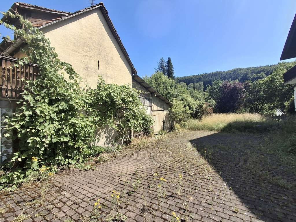 Immobilie in Dammbach - Renovierungsbedürftiges 2-Familienhaus mit Nebengebäude und großer Wiesenfläche in Dammbach! - Bild 3