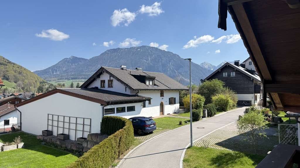 Immobilie in Ruhpolding - Charmantes 2-Familienhaus mit Einliegerwohnung in herrlicher, ruhiger Dorfkernlage von Ruhpolding - Bild 1