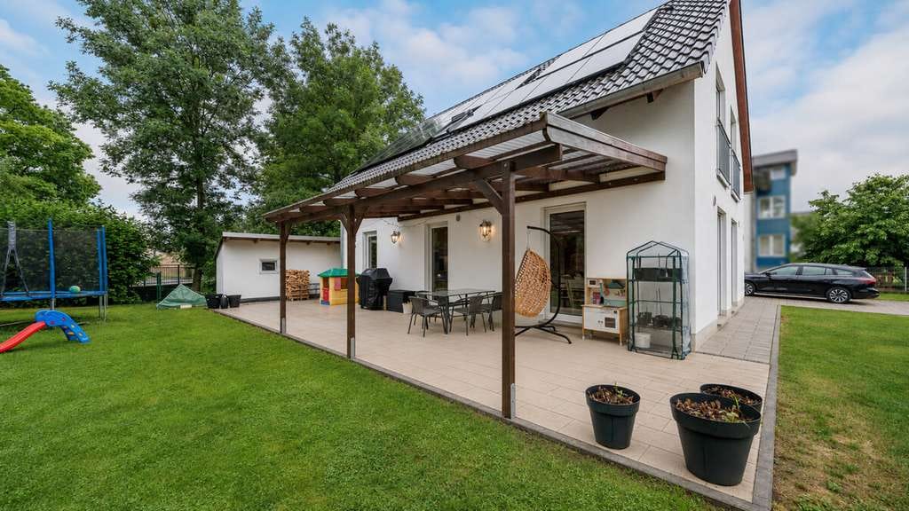 Immobilie in Langenpreising - Energieeffizientes Familienhaus in Langenpreising mit großem Grundstück, Doppelgarage und PV-Anlage - Bild 1
