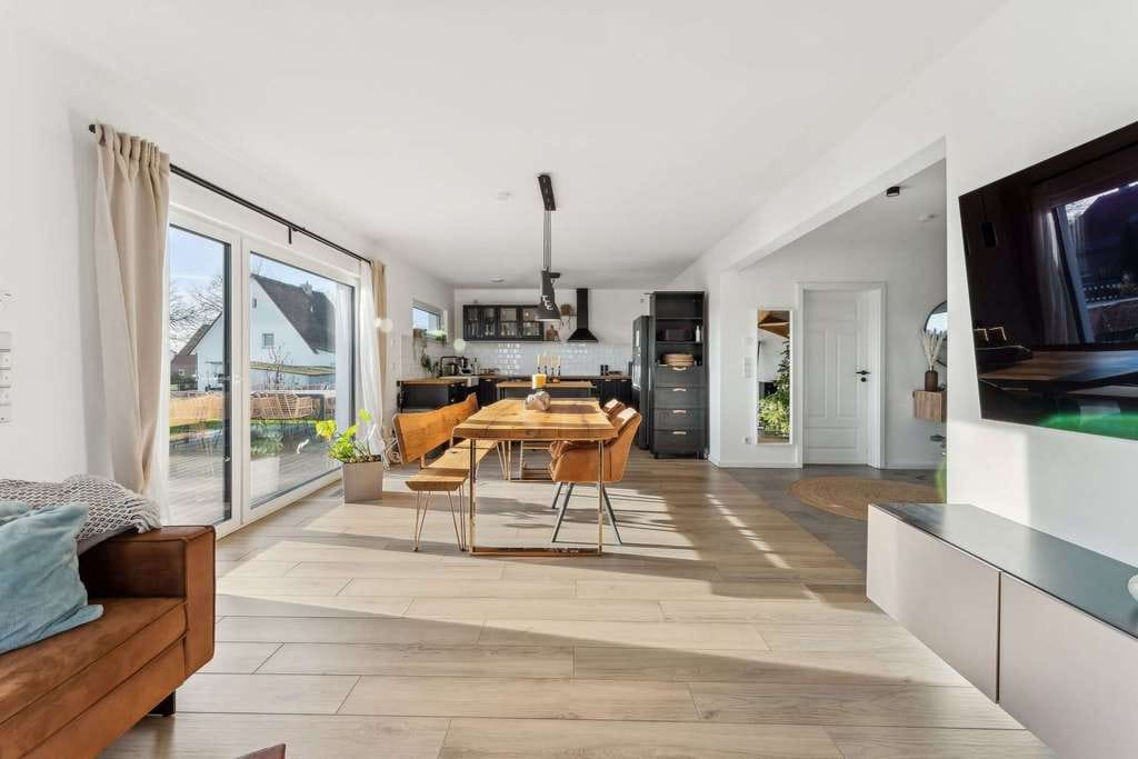 Immobilie in Ummern - Hochwertiges Einfamilienhaus mit Feldblick – moderne Technik & familienfreundliche Lage in Ummern. - Bild 1