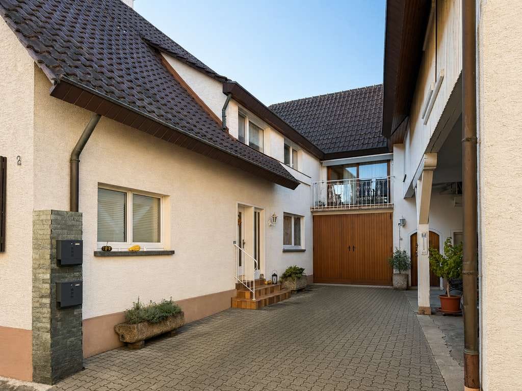 Immobilie in Sasbach am Kaiserstuhl - Historischer Charme auf zwei Ebenen –   Maisonettewohnung im Gebäudeensemble mit Garage - Bild 0