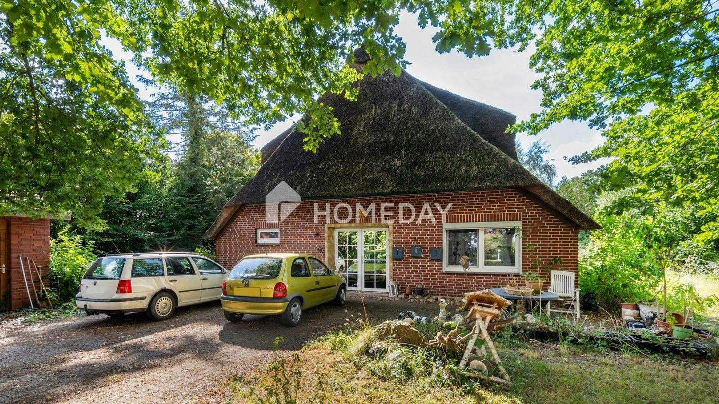 Immobilie in Vollersode - Charakterhaus unter Reet mit großem Garten - Bild 1