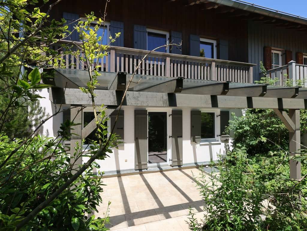 Immobilie in Sauerlach - Familientraum: Charmantes Haus im alpenländischen Stil mit viel Platz und idyllischem Garten - Bild 2