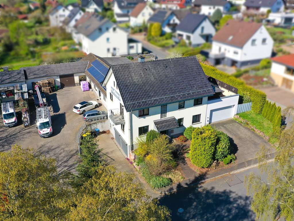 Immobilie in Neuhof - Attraktives Wohnhaus mit vermieteter Gewerbefläche – komfortables Wohnen und sichere Rendite in eine - Bild 0