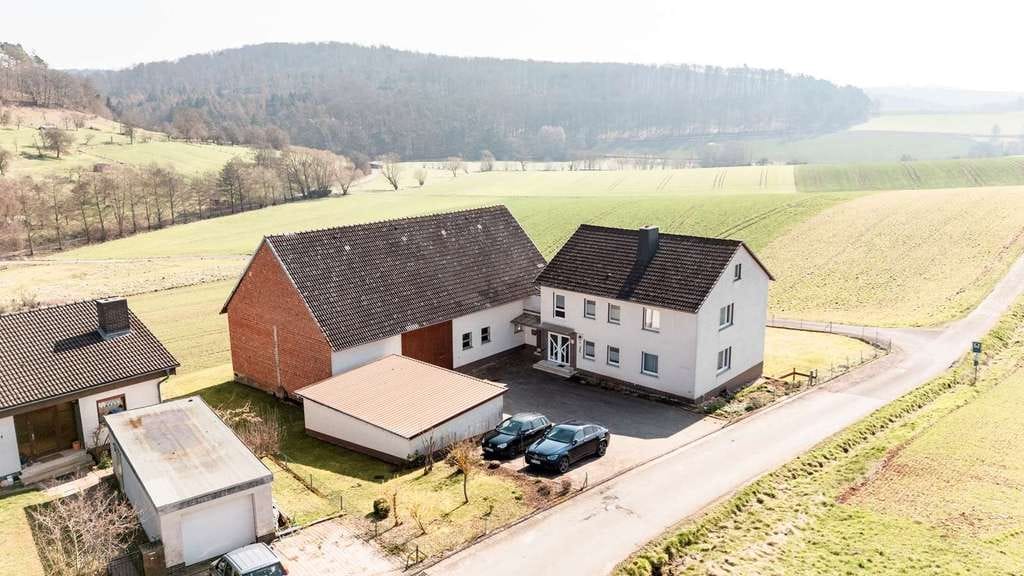 Immobilie in Edertal - Ehemaliges Bauerngehöft mit Wohnhaus, Wirtschaftsgebäude und Garage - Bild 1