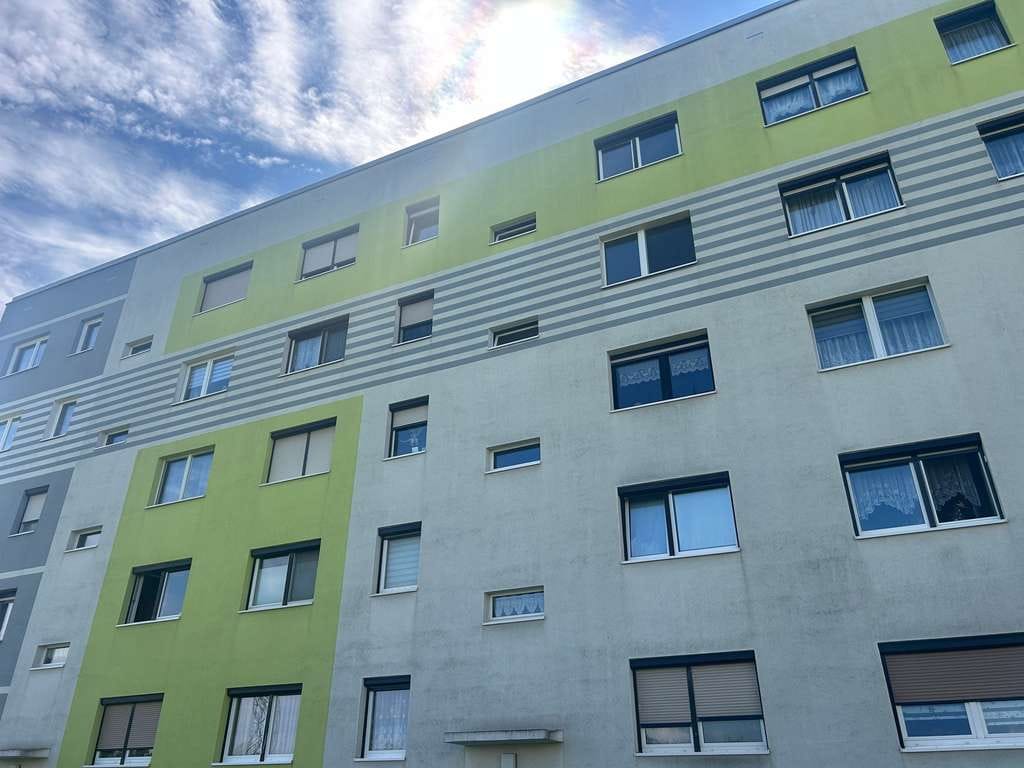 Immobilie in Teutschenthal - Solide Kapitalanlage: 2-Raumwohnung mit Renovierungsbedarf, Loggia und Weitblick! - Bild 1