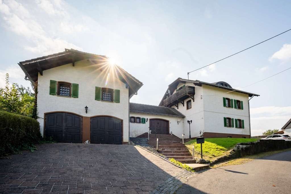 Immobilie in Neustadt (Wied) - Ein Haus mit Geschichte und Zukunft - Großzügiges Landhaus in idyllischer Lage - Bild 0