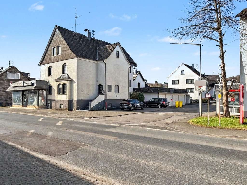Immobilie in Kreuztal - Als Kapitalanlage oder zur Teilnutzung, zwei Wohnhäuser und ein Ladenlokal in Kreuztal - Bild 0