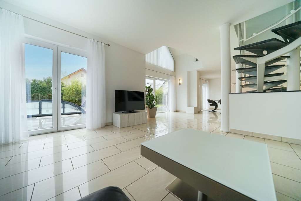Immobilie in Plaidt - *WOHNTRAUM* Hochwertiges Architektenhaus mit ELW, Garage, Pool, großer Terrasse & Wellness-Spa! - Bild 2