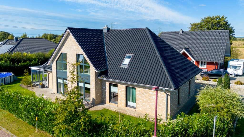 Immobilie in Horstedt - Wohn-Highlight mit Stil und viel Platz: modernes Einfamilienhaus nahe Nordsee und Husum. - Bild 0