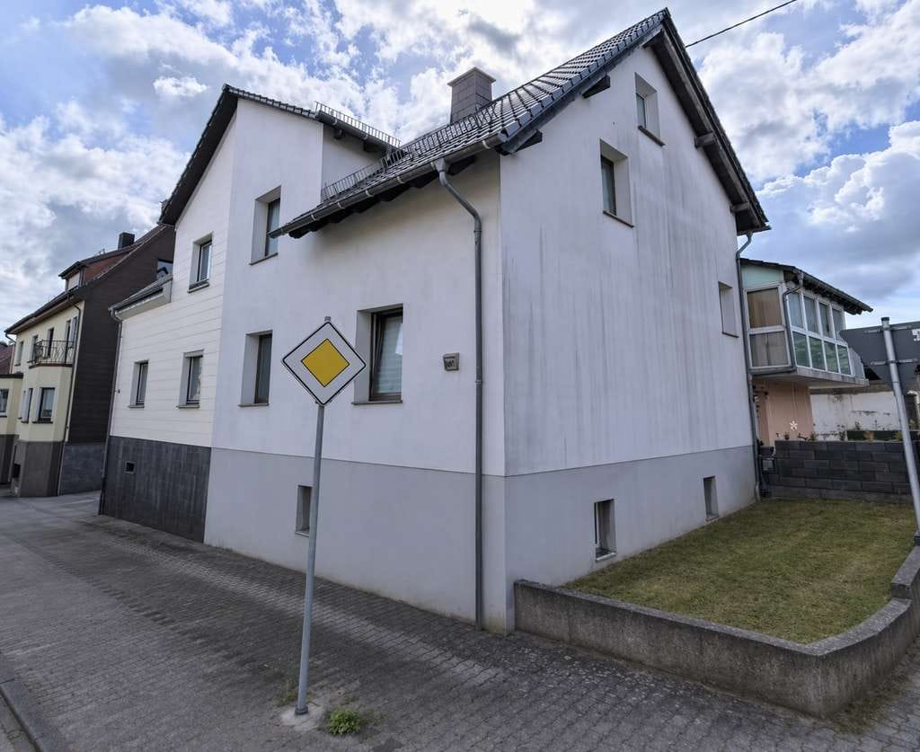 Immobilie in Quierschied - Großzügige Einfamilien-Doppelhaushälfte mit 4 Garagen und großem Garten - Bild 0