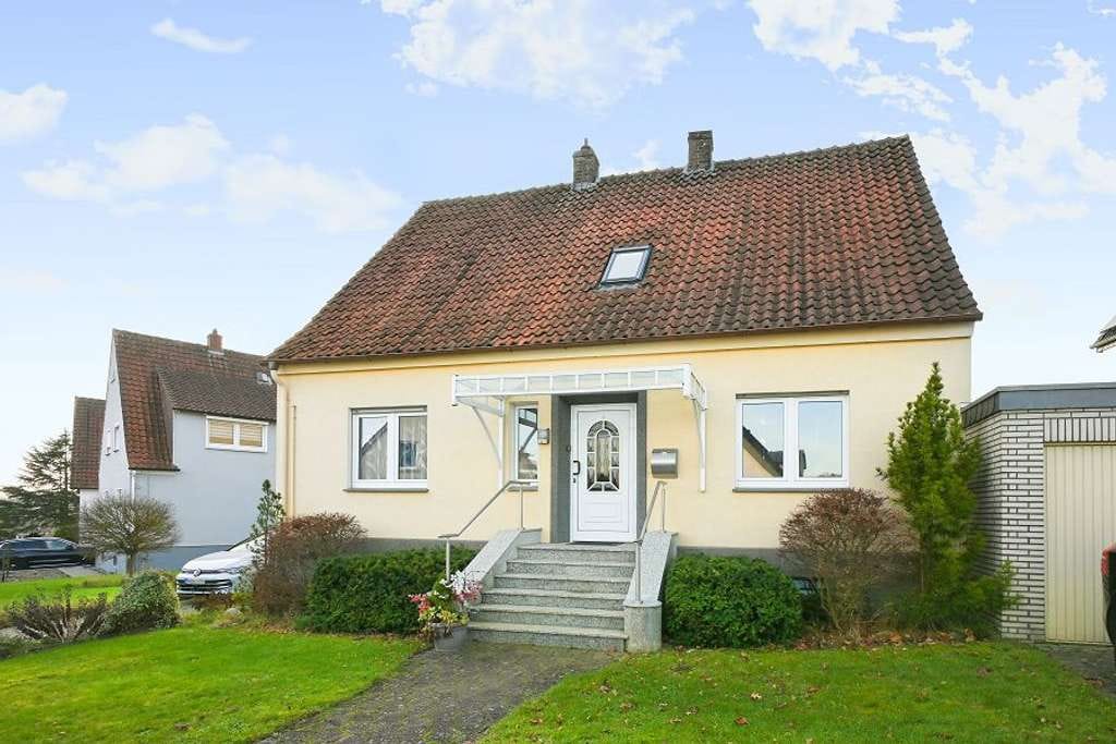 Immobilie in Melle - Attraktives Ein- bis Zweifamilienhaus auf schönem und erweiterbarem Grundstück in Melle! - Bild 0