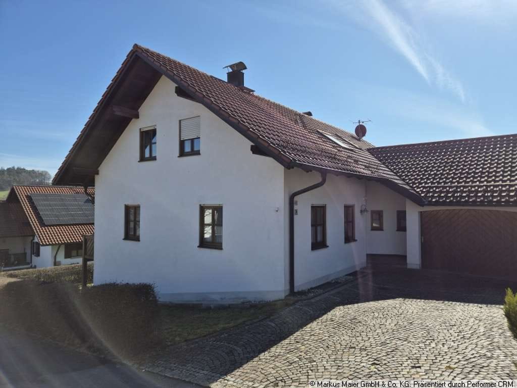 Immobilie in Sankt Wolfgang - Charmantes Einfamilienhaus mit Einliegerwohnung, Garage und großzügigem Grundstück - Bild 3