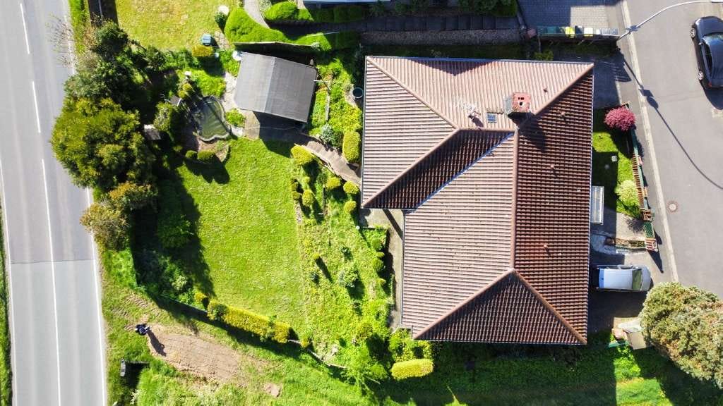 Immobilie in Bad Orb - AS-Immobilien.com+++Wohnen auf einer Ebene - Walmdachbungalow in Ortsrandlage+++ - Bild 2