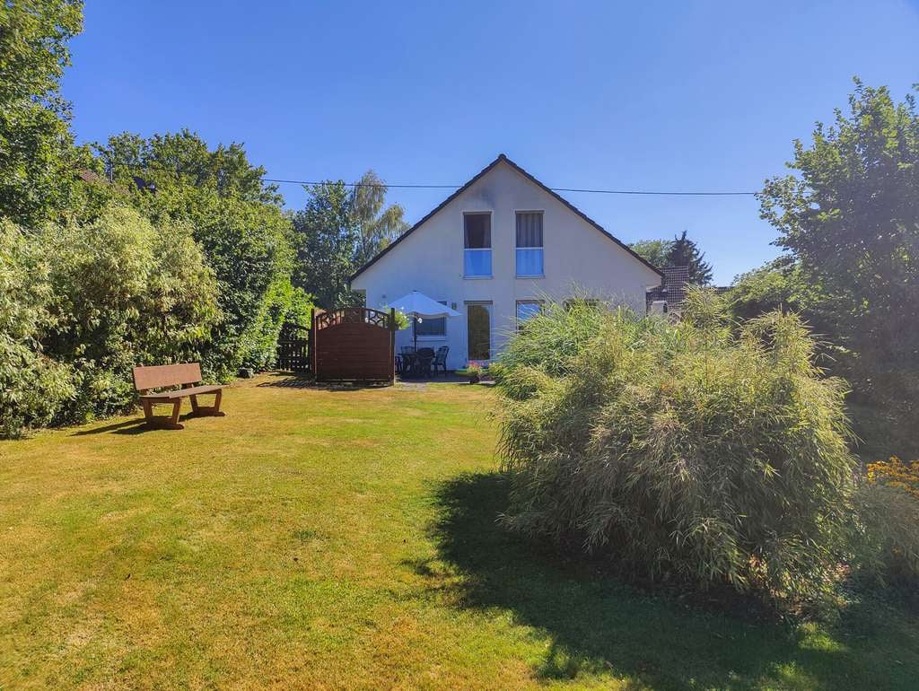 Immobilie in Altenkirchen (Westerwald) - Einfamilienhaus mit Einliegerwohnung in idyllischer Ortsrandlage nahe Weyerbusch! - Bild 1
