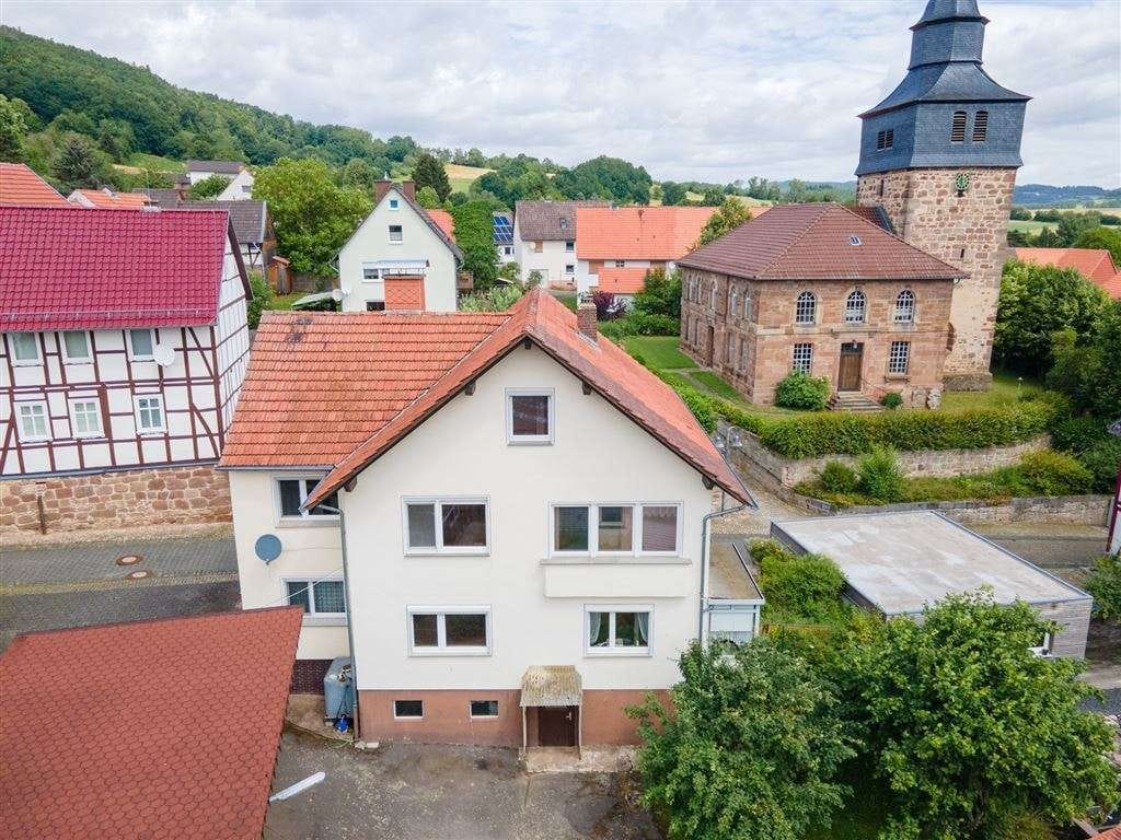 Immobilie in Berkatal - Geräumig, bezahlbar und ruhig gelegen: Massives Ein- bis Zweifamilienhaus mit Garten und Garage - Bild 2