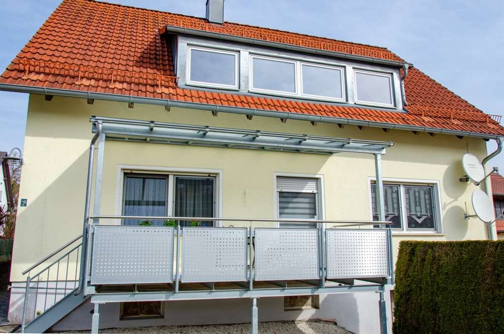 Immobilie in Poppenricht - Gepflegtes Wohnhaus mit zwei Wohneinheiten, Nebengebäude und vielseitigen Nutzungsmöglichkeiten - Bild 2
