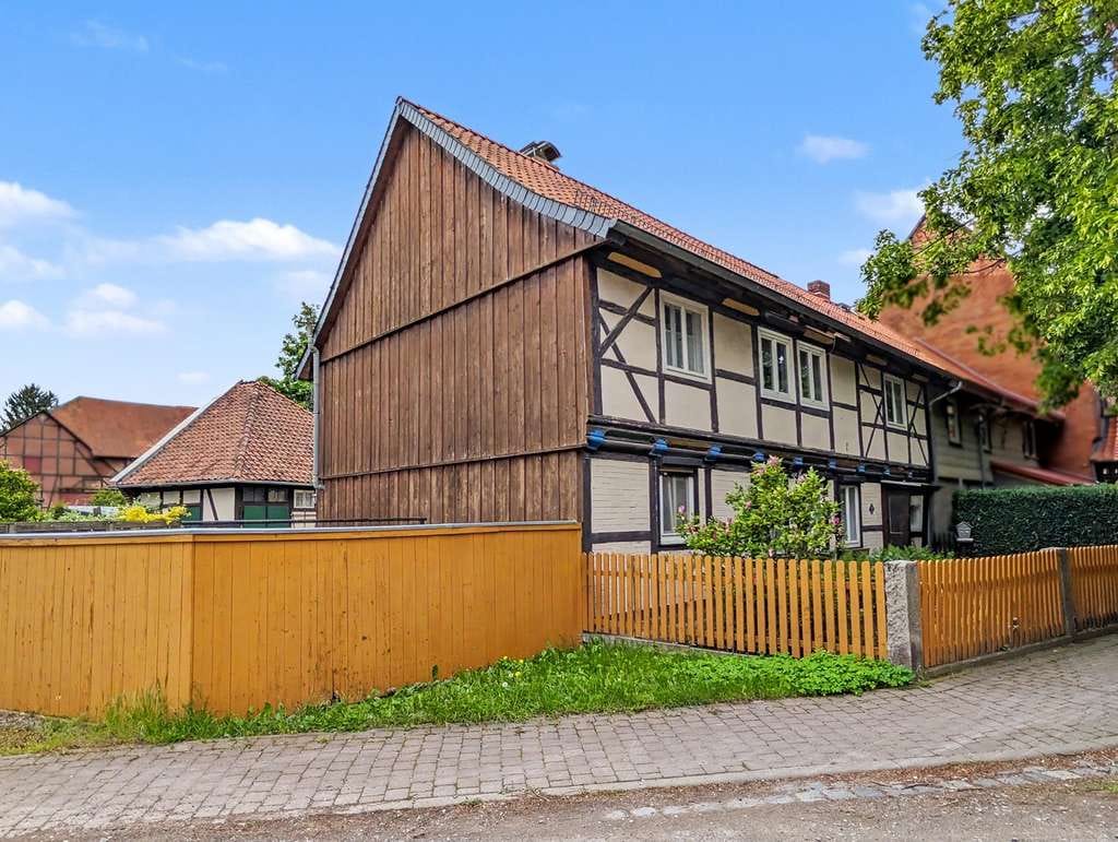 Immobilie in Nordharz - Ruhig, idyllisch, denkmalgeschützt und perfekt für Familien: Reihenendhaus im Herzen von Veckenstedt - Bild 1