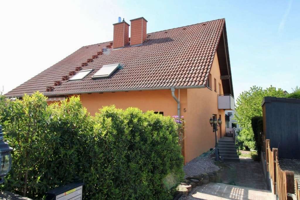 Immobilie in Karlsbad - Platz für die ganze Familie: Sofort bezugsfreie DHH mit Garage in Karlsbad-Langensteinbach - Bild 0