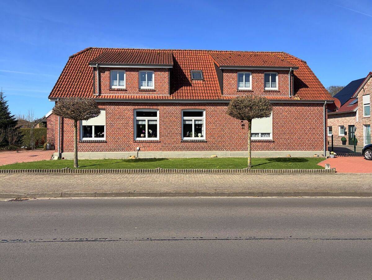 Immobilie in Friedeburg - Charmantes Zweifamilienhaus mit Wintergarten und vielseitigen Nebengebäuden in Reepsholt - Bild 1