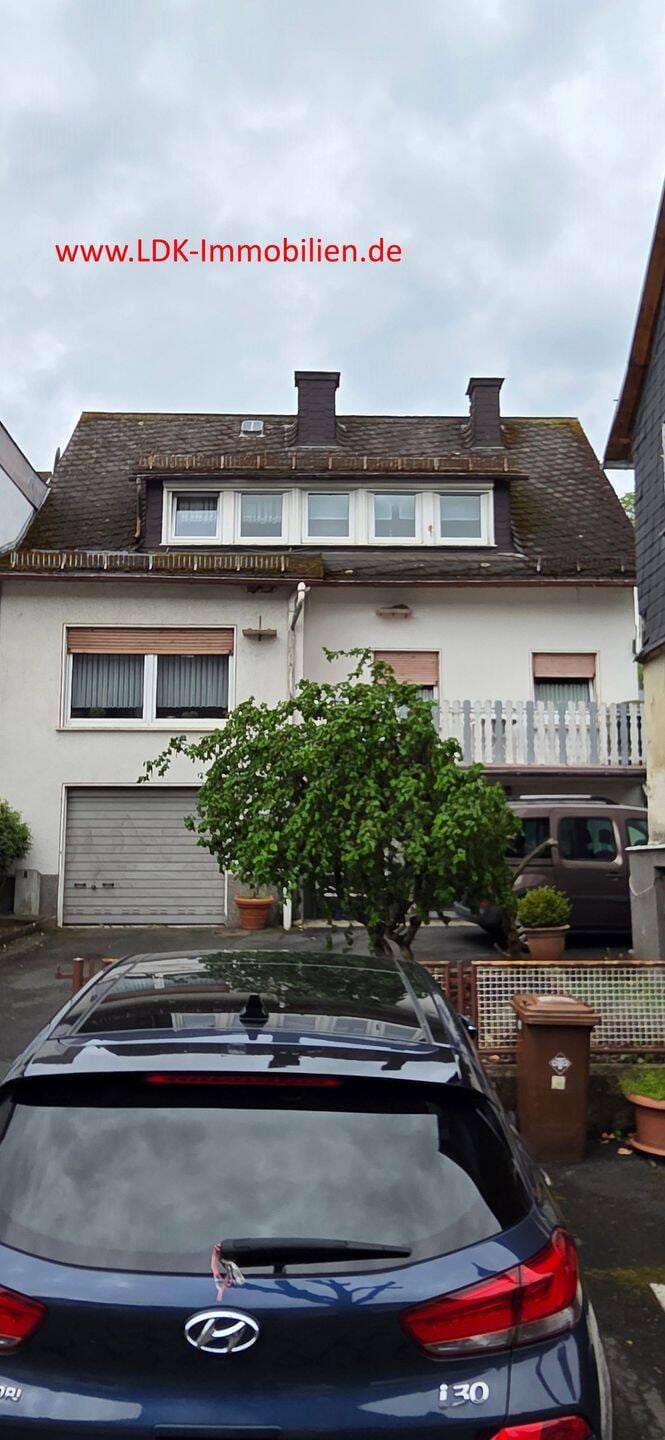 Immobilie in Eschenburg - Gepfl. EFH inkl. sep. DHH mit Scheune, Garage und Garten - Bild 0