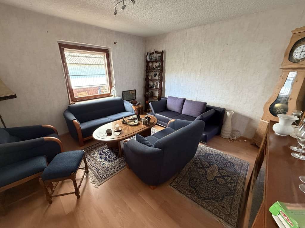 Immobilie in Schiffweiler - Endlich Platz für die ganze Familie! Großzügiges Zuhause mit Einliegerwohnung & großem Garten - Bild 2